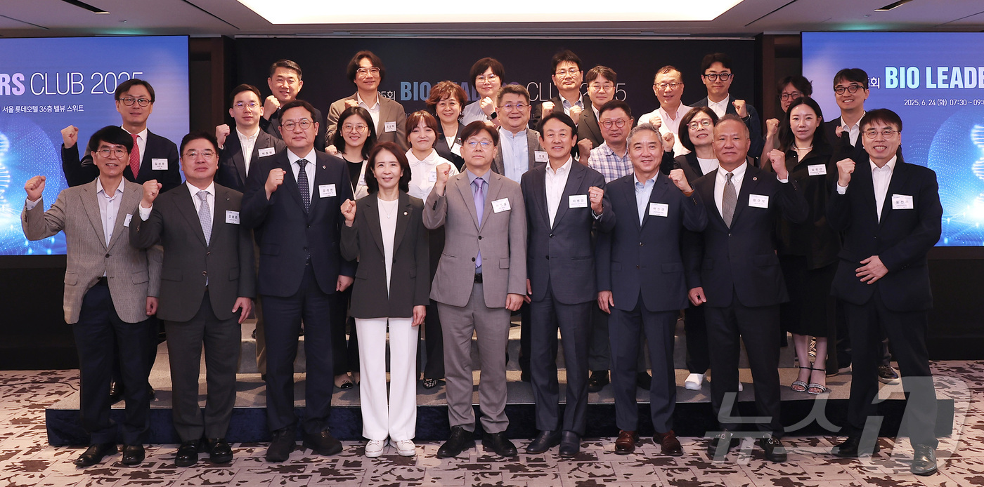 (서울=뉴스1) 김성진 기자 = 김정민 다임바이오 대표(앞줄 왼쪽부터), 조용준 동구바이오제약 회장, 강석연 서울식품의약품안전평가원 원장, 최수진 국민의힘 의원, 이영섭 뉴스1 대 …