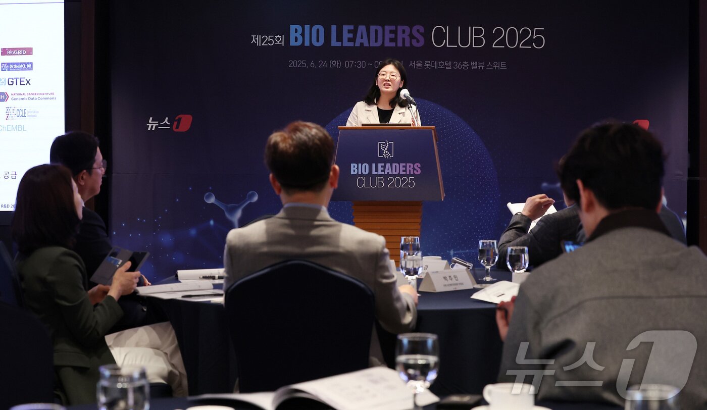 본문 이미지 - 표준희 한국제약바이오협회 AI신약융합연구원 부원장이 24일 오전 서울 중구 소공동 롯데호텔에서 열린 &#39;제25회 바이오리더스클럽&#39;에서 &#39;AI신약개발의 현재와 미래&#39;를 주제로 기조발표를 하고 있다. 2025.6.24/뉴스1 ⓒ News1 김성진 기자