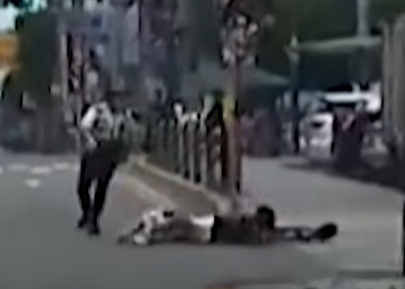킥보드 10대, 경찰이 낚아채 뇌출혈 "그렇게 해야했나"