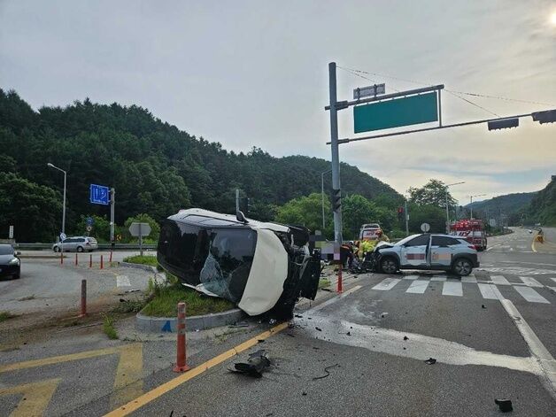 남춘천IC 삼거리서 승용차 2대 충돌…1명 심정지