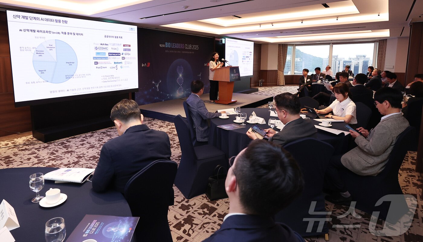 본문 이미지 - 표준희 한국제약바이오협회 AI신약융합연구원 부원장이 24일 오전 서울 중구 소공동 롯데호텔에서 열린 '제25회 바이오리더스클럽'에서 'AI신약개발의 현재와 미래'를 주제로 기조발표를 하고 있다. 2025.6.24/뉴스1 ⓒ News1 김성진 기자