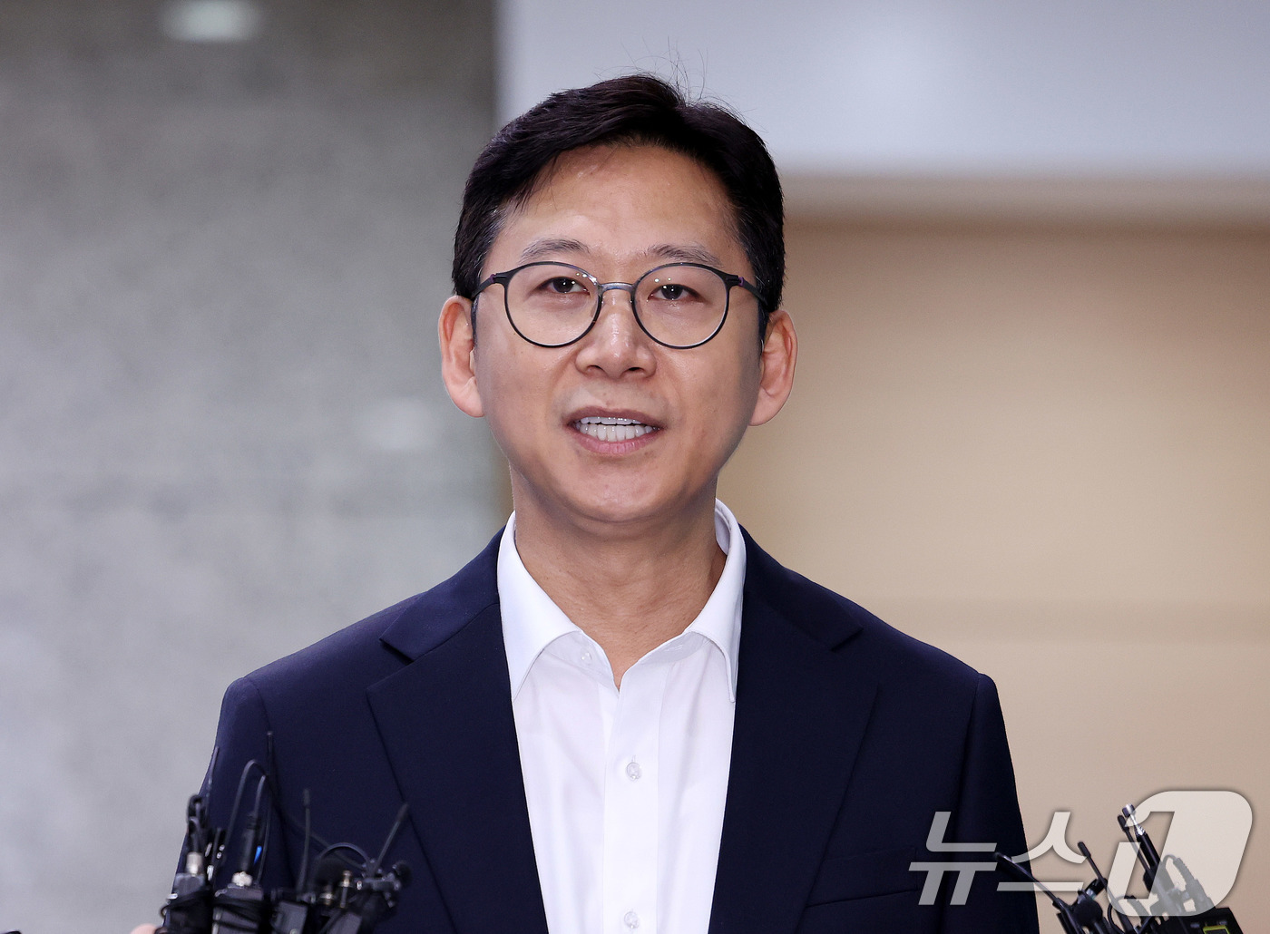 (서울=뉴스1) 박지혜 기자 = 배경훈 과학기술정보통신부 장관 후보자가 24일 오전 서울 종로구 광화문우체국에 마련된 인사청문회 준비 사무실로 첫 출근을 하며 인사말을 하고 있다. …