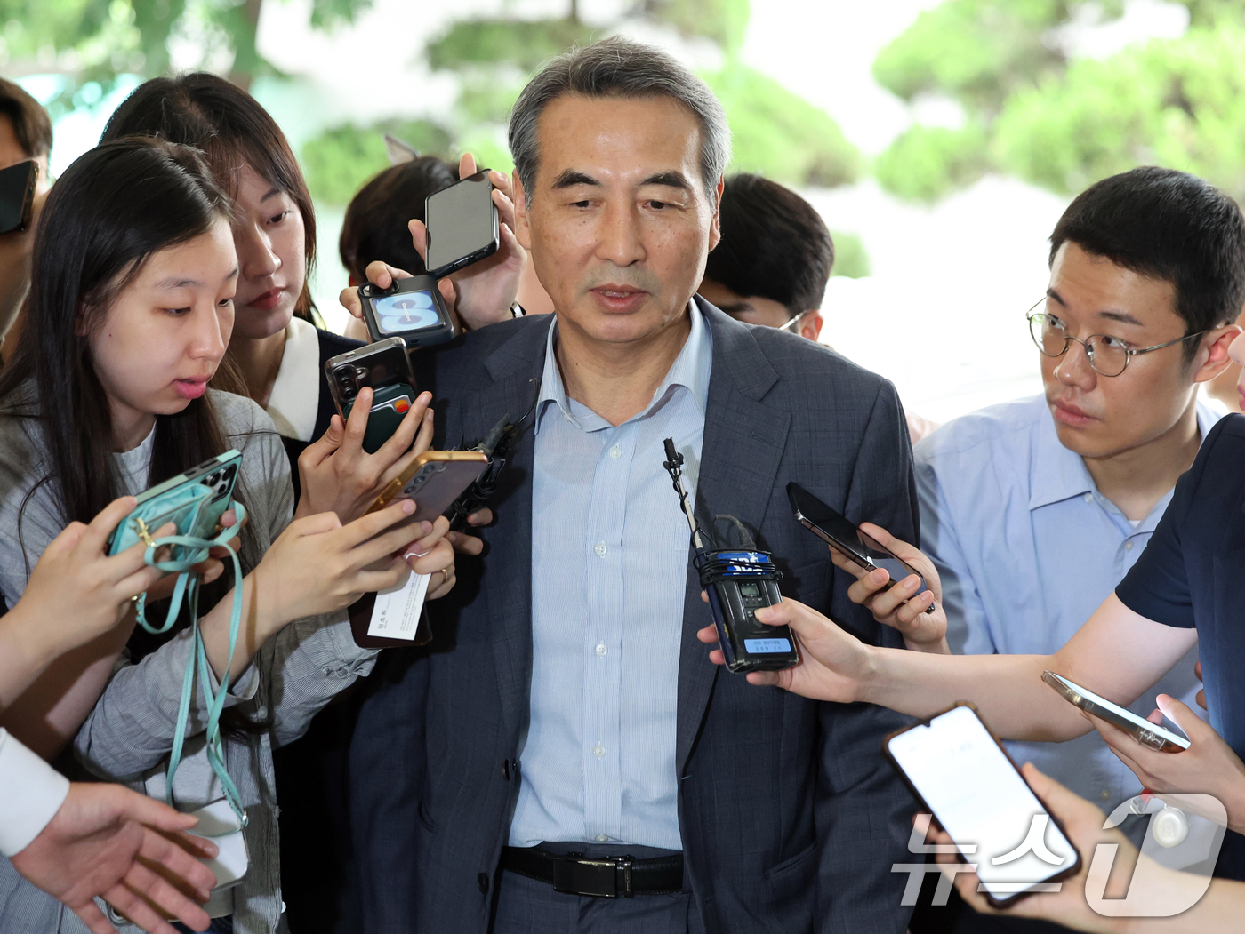 (서울=뉴스1) 황기선 기자 = 윤석열 전 대통령의 부인 김건희 여사 의혹 관련 사건 수사를 맡은 민중기 특별검사가 24일 오전 서울 서초구 사무실로 들어서며 취재진 질문에 답하고 …