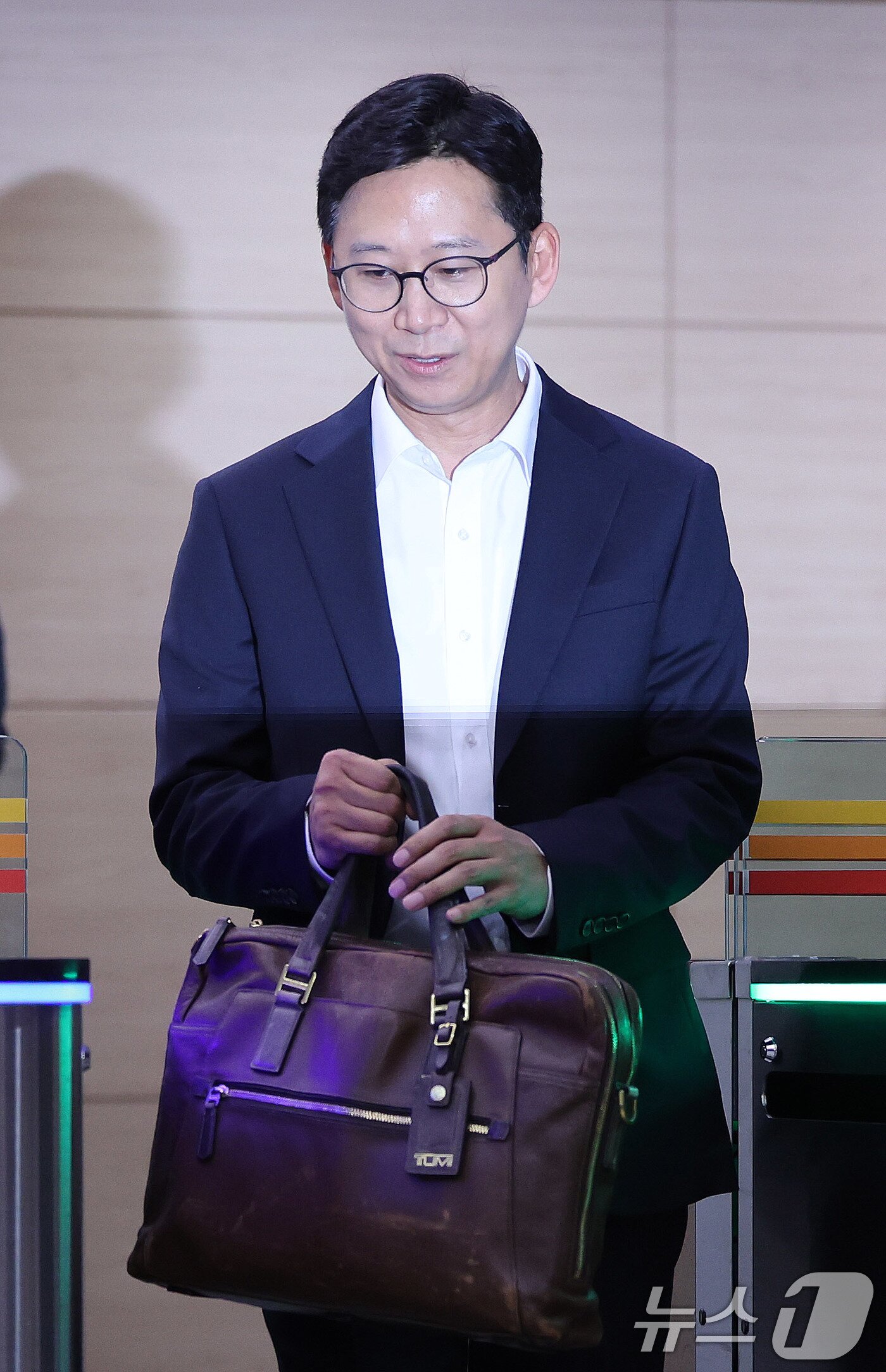 본문 이미지 - 배경훈 과학기술정보통신부 장관 후보자가 24일 오전 서울 종로구 광화문우체국에 마련된 인사청문회 준비 사무실로 첫 출근을 하고 있다. 2025.6.24/뉴스1 ⓒ News1 박지혜 기자