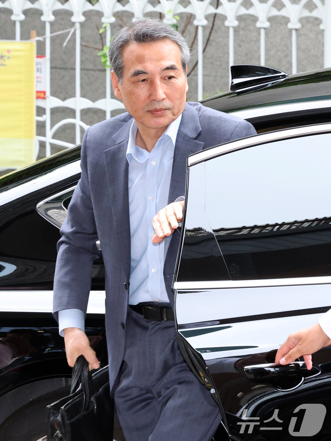 본문 이미지 - 윤석열 전 대통령의 부인 김건희 여사 의혹 관련 사건 수사를 맡은 민중기 특별검사가 24일 오전 서울 서초구 사무실로 들어서고 있다. 2025.6.24/뉴스1 ⓒ News1 황기선 기자