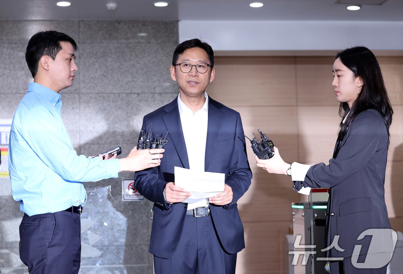 본문 이미지 - 배경훈 과학기술정보통신부 장관 후보자가 24일 오전 서울 종로구 광화문우체국에 마련된 인사청문회 준비 사무실로 첫 출근을 하며 소감을 밟히고 있다. 2025.6.24/뉴스1 ⓒ News1 박지혜 기자