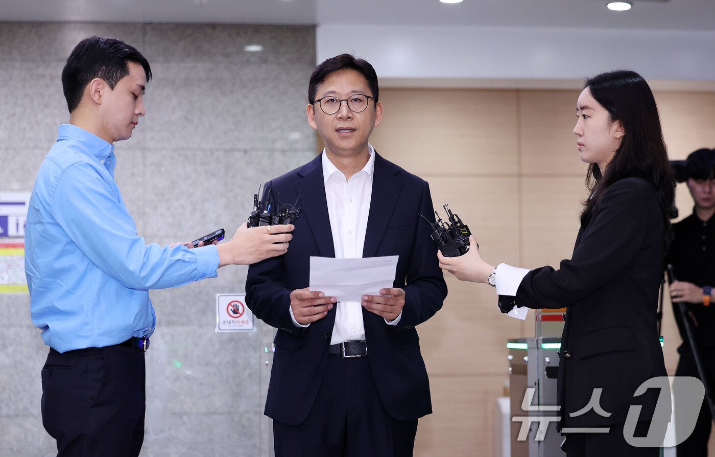 본문 이미지 - 배경훈 과학기술정보통신부 장관 후보자가 24일 오전 서울 종로구 광화문우체국에 마련된 인사청문회 준비 사무실로 첫 출근을 하며 소감을 밝히고 있다. 2025.6.24/뉴스1 ⓒ News1 박지혜 기자