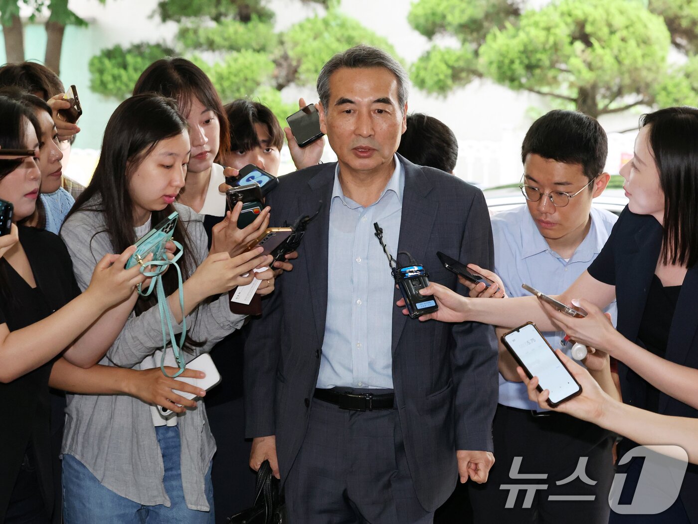 본문 이미지 - 윤석열 전 대통령의 부인 김건희 여사 의혹 관련 사건 수사를 맡은 민중기 특별검사가 24일 오전 서울 서초구 사무실로 들어서며 취재진 질문에 답하고 있다. 2025.6.24/뉴스1 ⓒ News1 황기선 기자