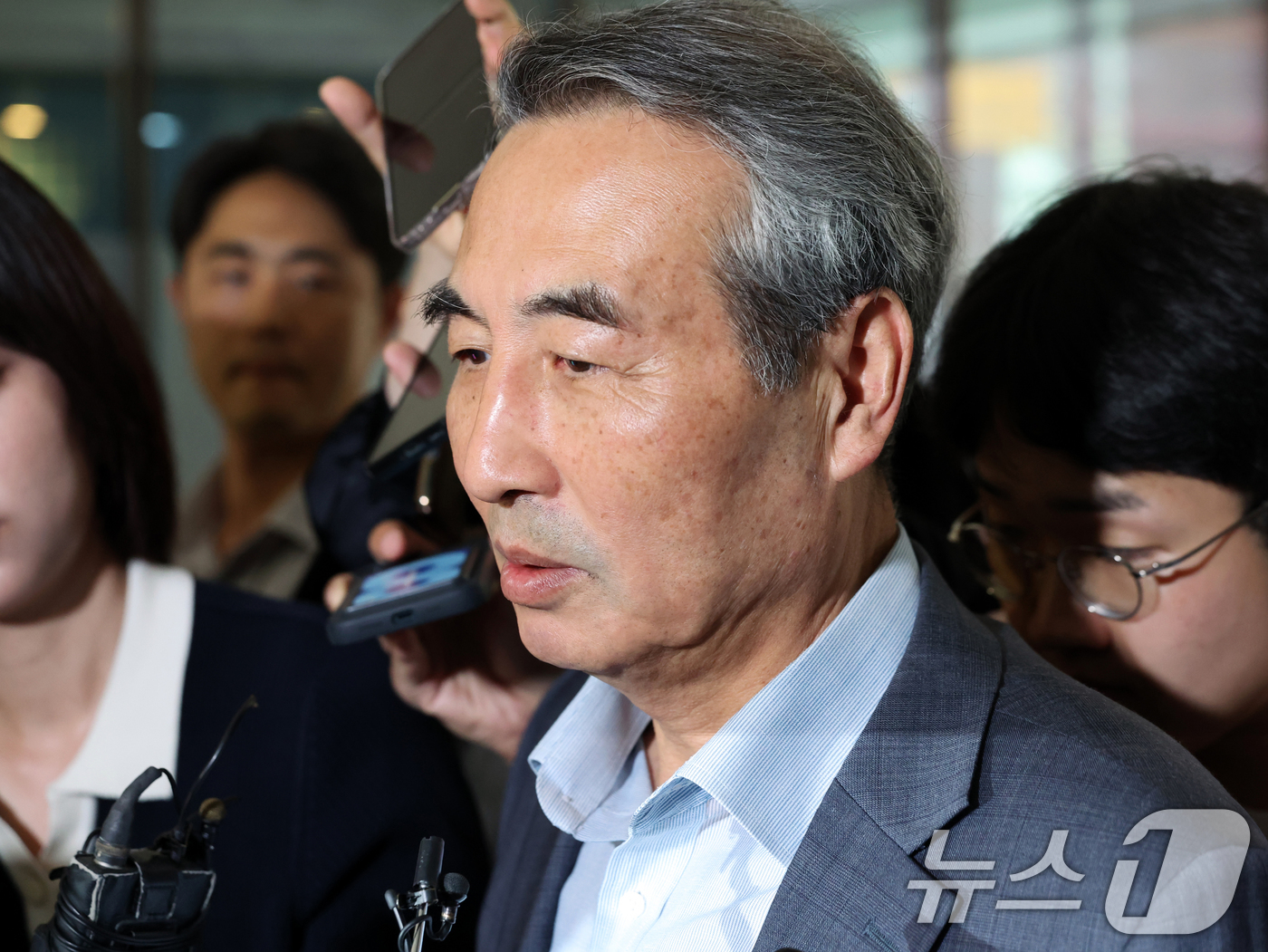 (서울=뉴스1) 황기선 기자 = 윤석열 전 대통령의 부인 김건희 여사 의혹 관련 사건 수사를 맡은 민중기 특별검사가 24일 오전 서울 서초구 사무실로 들어서며 취재진 질문에 답하고 …