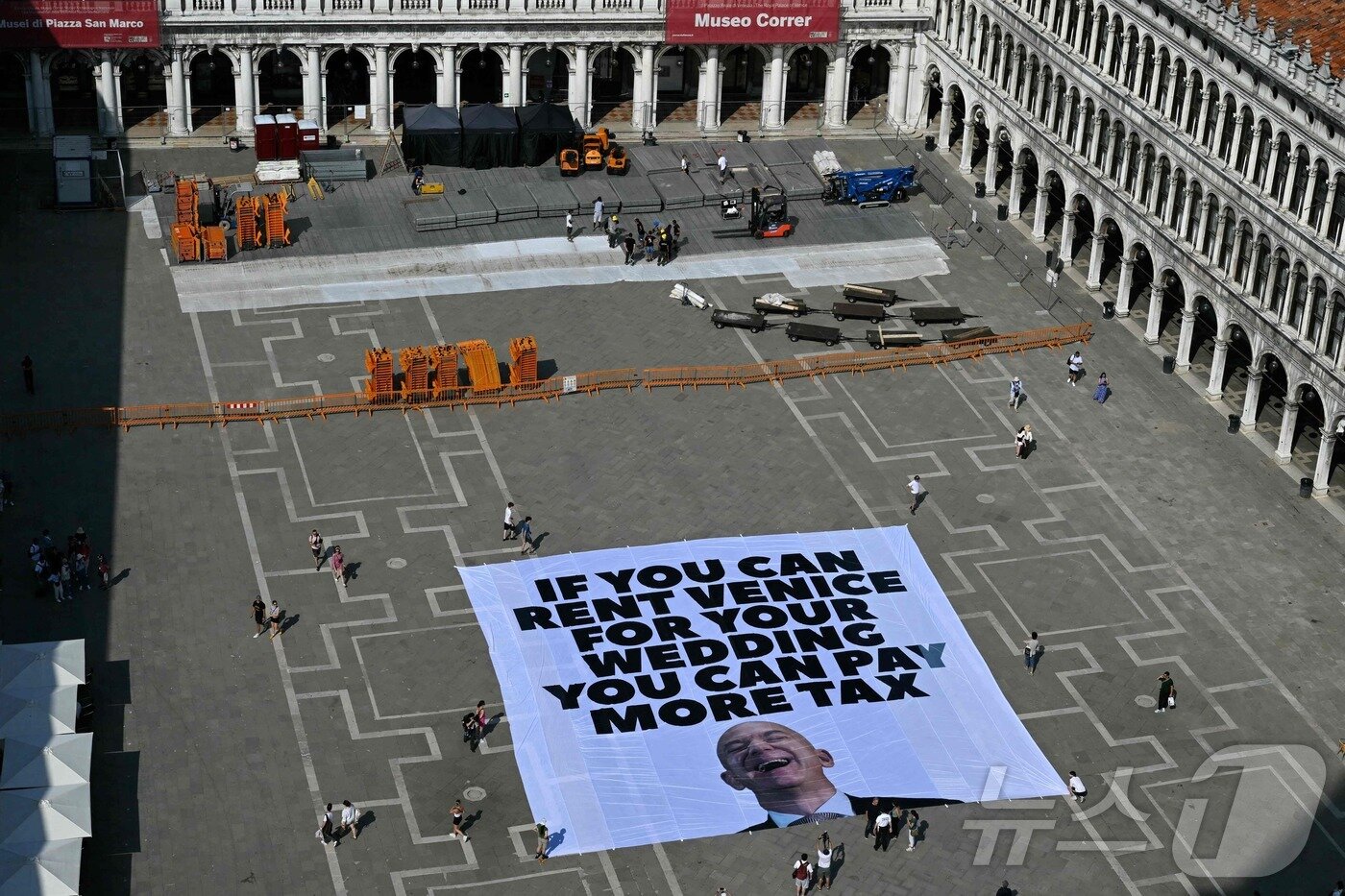 본문 이미지 - 23일&#40;현지시간&#41; 국제 환경단체 그린피스 활동가들이 이탈리아 베네치아의 산 마르코 광장에서 제프 베이조스의 사진과 함께 &#34;당신이 결혼식 장소로 베네치아를 빌릴 수 있다면 더 많은 세금을 내야 한다&#34;는 문구가 적힌 대형 현수막을 설치하고 있다. 베네치아에서는는 이달 말 아마존 창업자 겸 CEO 제프 베조스와 언론인 로렌 산체스의 결혼식을 열릴 예정이며, 200명 이상의 하객이 참석할 것으로 예상된다. 25.06.23 ⓒ AFP=뉴스1 ⓒ News1 김예슬 기자