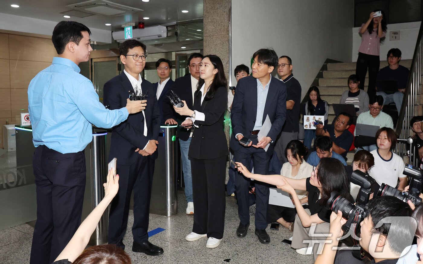 본문 이미지 - 배경훈 과학기술정보통신부 장관 후보자가 24일 오전 서울 종로구 광화문우체국에 마련된 인사청문회 준비 사무실로 출근해 취재진의 질문에 답하고 있다. 2025.6.24/뉴스1 ⓒ News1 박지혜 기자