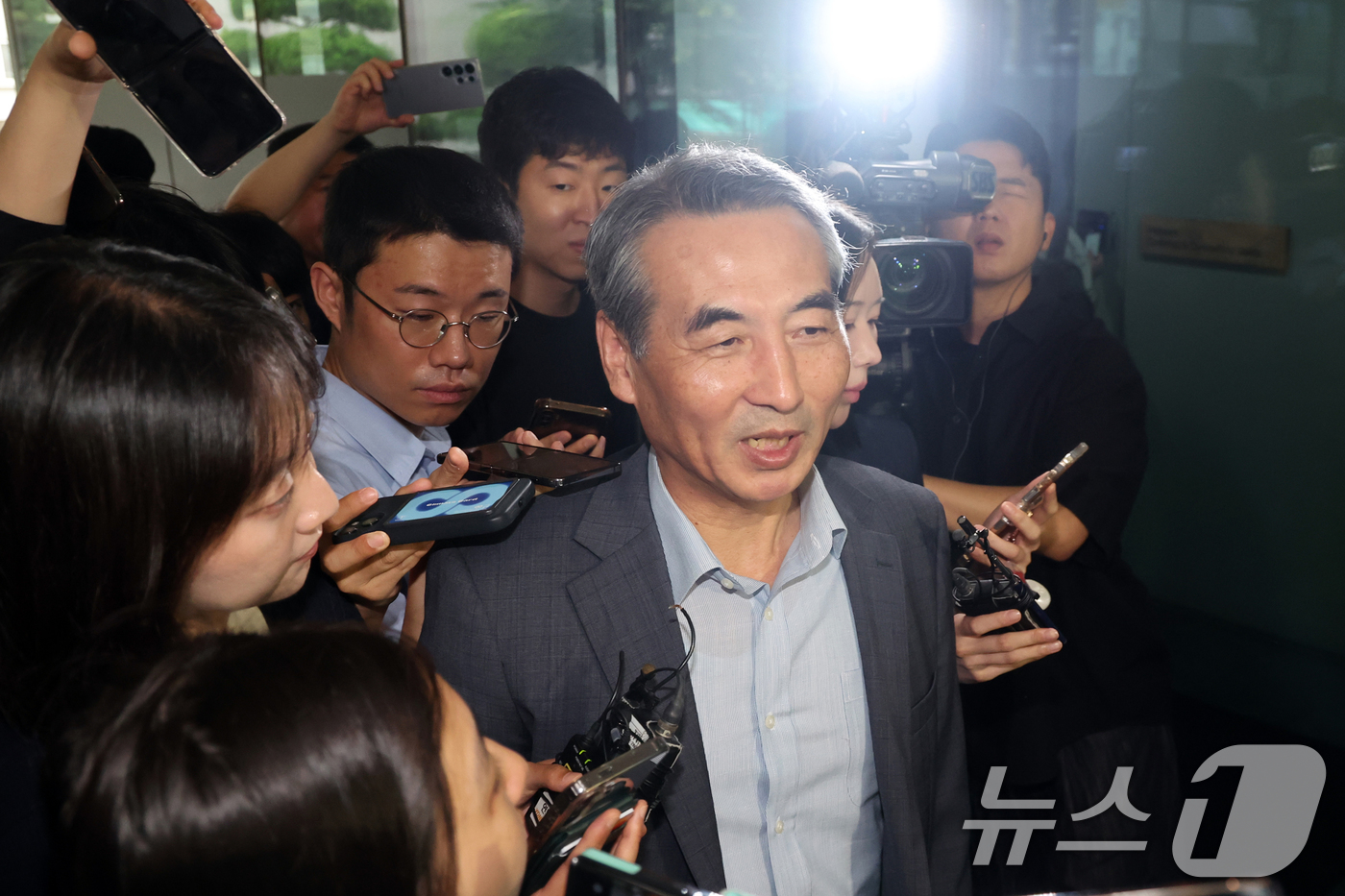 (서울=뉴스1) 황기선 기자 = 윤석열 전 대통령의 부인 김건희 여사 의혹 관련 사건 수사를 맡은 민중기 특별검사가 24일 오전 서울 서초구 사무실로 들어서며 취재진 질문에 답하고 …