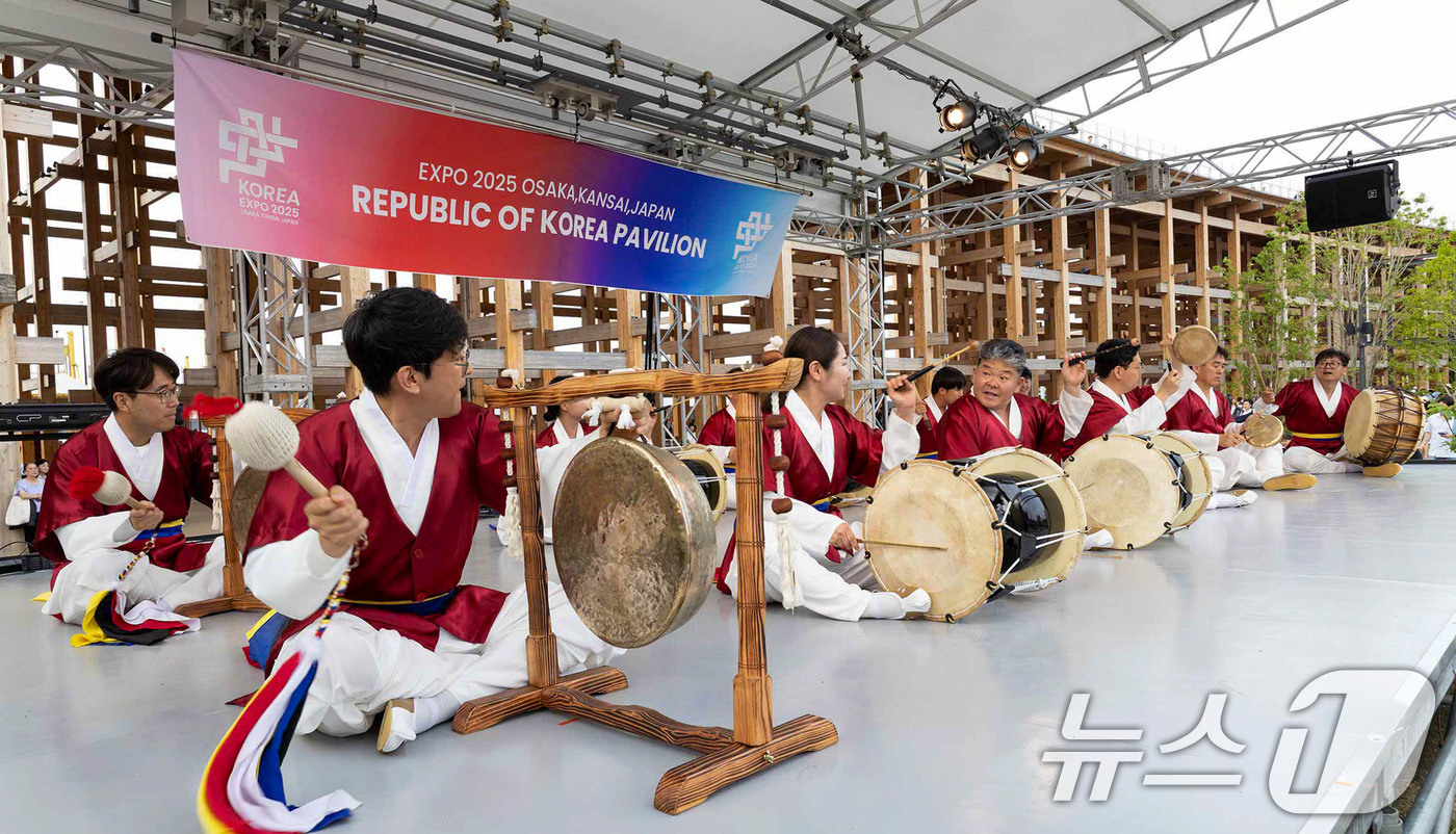 (서울=뉴스1) = 크라운해태제과 임직원들이 지난 22일과 23일 일본 오사카엑스포에서 서울예대 학생들과 함께 '오사카엑스포 크라운해태 한음회 공연'을 개최했다고 24일 밝혔다.지 …