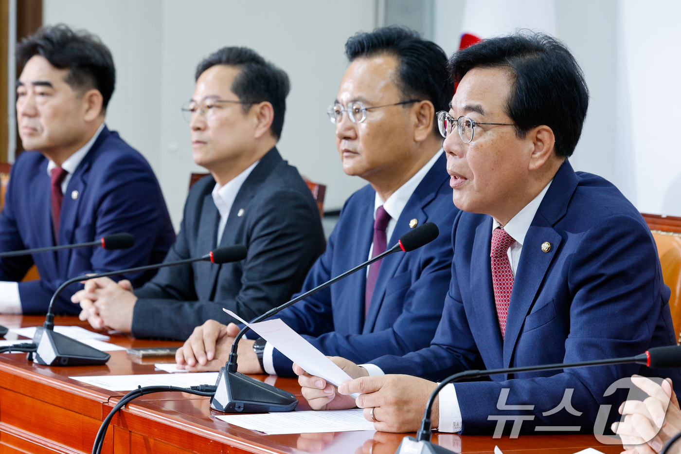 (서울=뉴스1) 안은나 기자 = 송언석 국민의힘 원내대표가 24일 오전 서울 여의도 국회에서 열린 원내대책회의에 참석해 모두 발언을 하고 있다. 2025.6.24/뉴스1