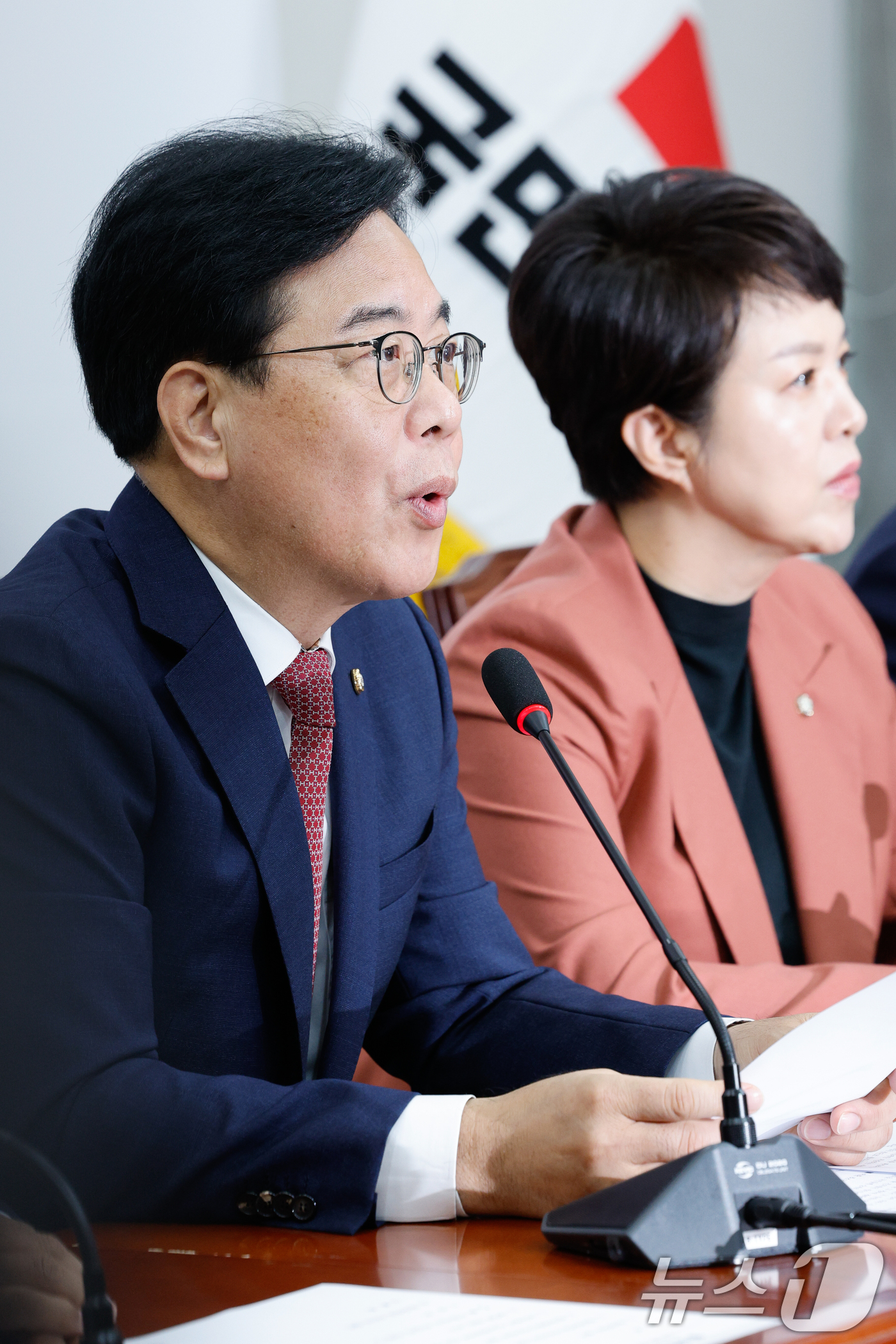 (서울=뉴스1) 안은나 기자 = 송언석 국민의힘 원내대표가 24일 오전 서울 여의도 국회에서 열린 원내대책회의에 참석해 모두 발언을 하고 있다. 2025.6.24/뉴스1