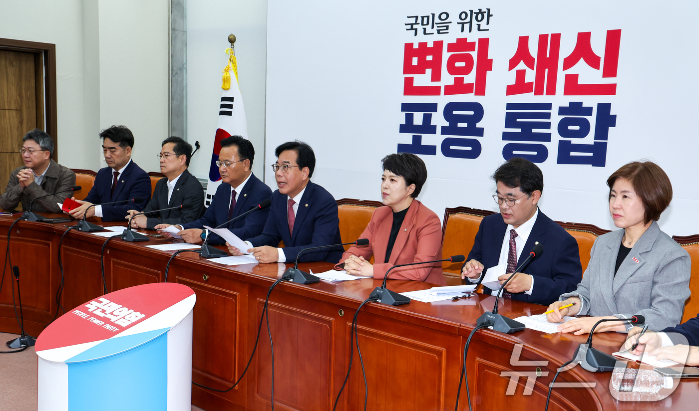 (서울=뉴스1) 안은나 기자 = 송언석 국민의힘 원내대표가 24일 오전 서울 여의도 국회에서 열린 원내대책회의에 참석해 모두 발언을 하고 있다. 2025.6.24/뉴스1