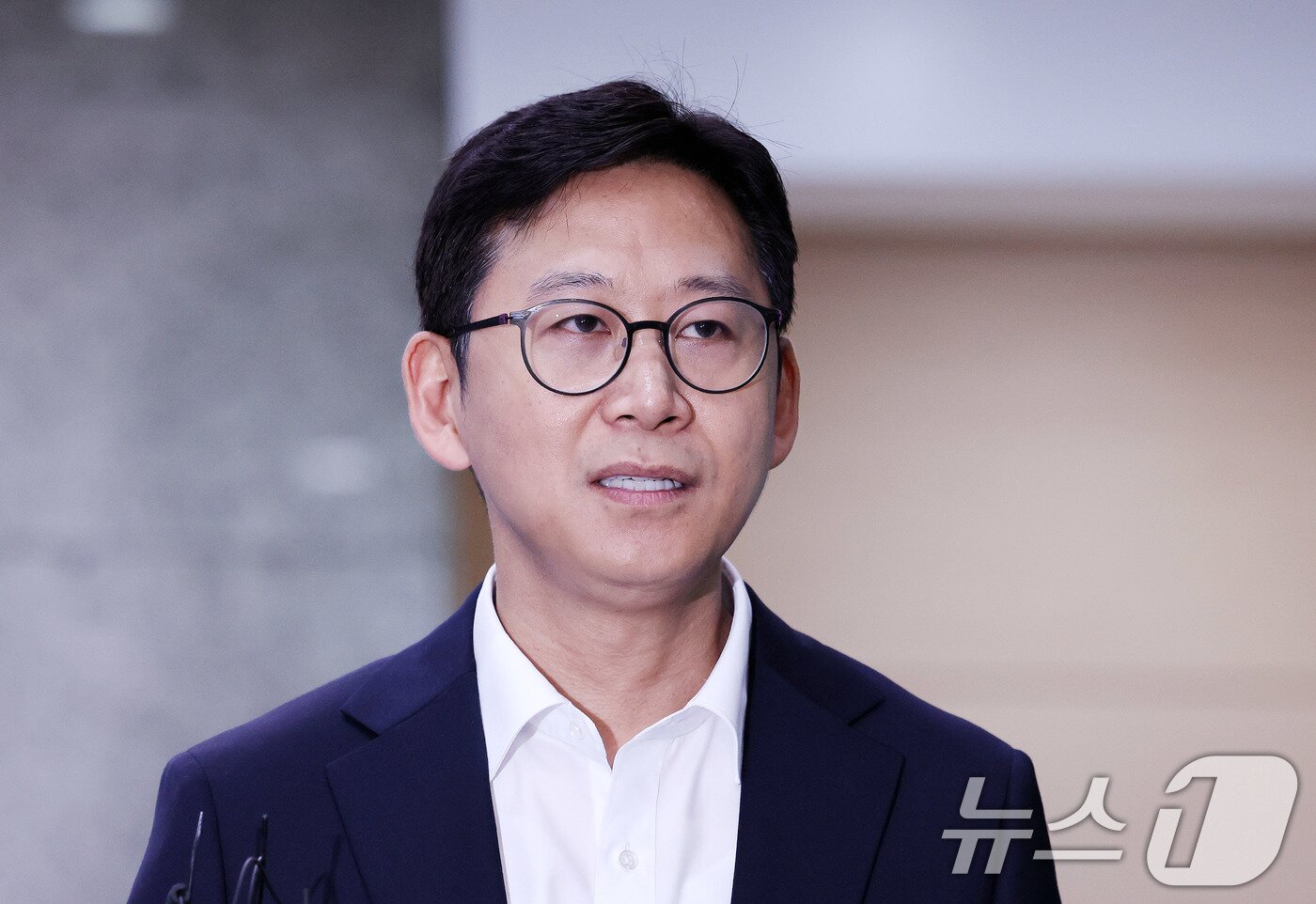 본문 이미지 - 배경훈 과학기술정보통신부 장관 후보자가 24일 오전 서울 종로구 광화문우체국에 마련된 인사청문회 준비 사무실로 출근해 취재진의 질문에 답하고 있다. 2025.6.24/뉴스1 ⓒ News1 박지혜 기자