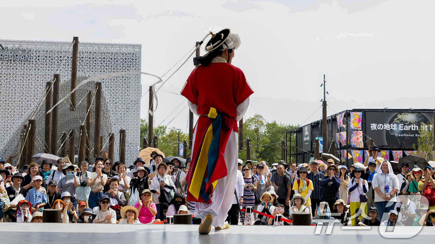 (서울=뉴스1) = 크라운해태제과 임직원들이 지난 22일과 23일 일본 오사카엑스포에서 서울예대 학생들과 함께 '오사카엑스포 크라운해태 한음회 공연'을 개최했다고 24일 밝혔다.지 …