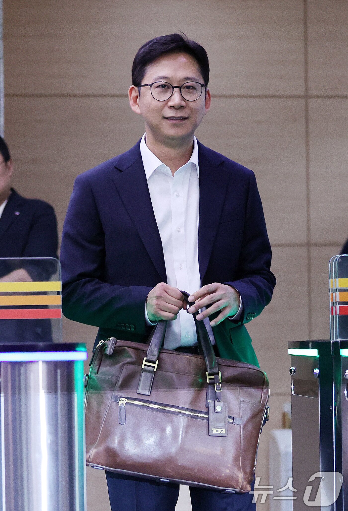 본문 이미지 - 배경훈 과학기술정보통신부 장관 후보자가 24일 오전 서울 종로구 광화문우체국에 마련된 인사청문회 준비 사무실로 첫 출근을 하고 있다. 2025.6.24/뉴스1 ⓒ News1 박지혜 기자