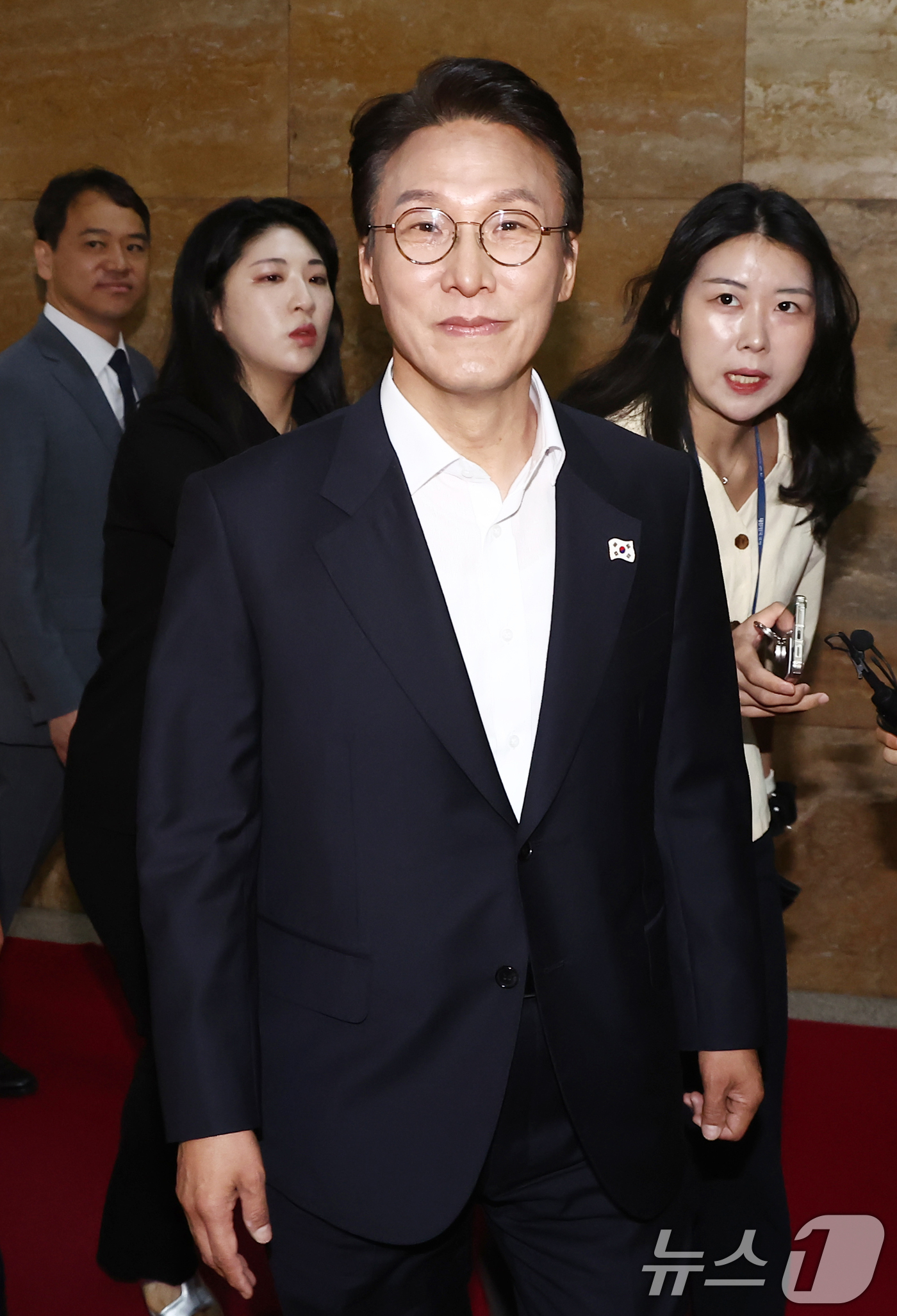 (서울=뉴스1) 김민지 기자 = 김민석 국무총리 후보자가 24일 오전 서울 여의도 국회에서 열린 인사청문회에 출석하기 위해 이동하고 있다. 2025.6.24/뉴스1