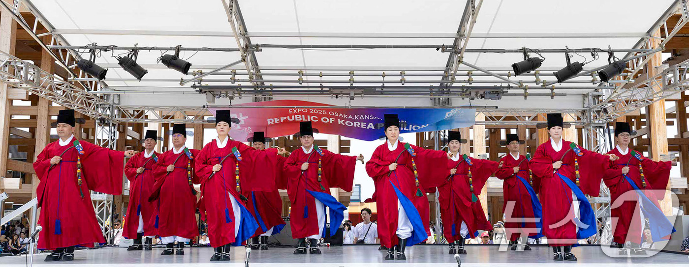 (서울=뉴스1) = 크라운해태제과 임직원들이 지난 22일과 23일 일본 오사카엑스포에서 서울예대 학생들과 함께 '오사카엑스포 크라운해태 한음회 공연'을 개최했다고 24일 밝혔다.지 …