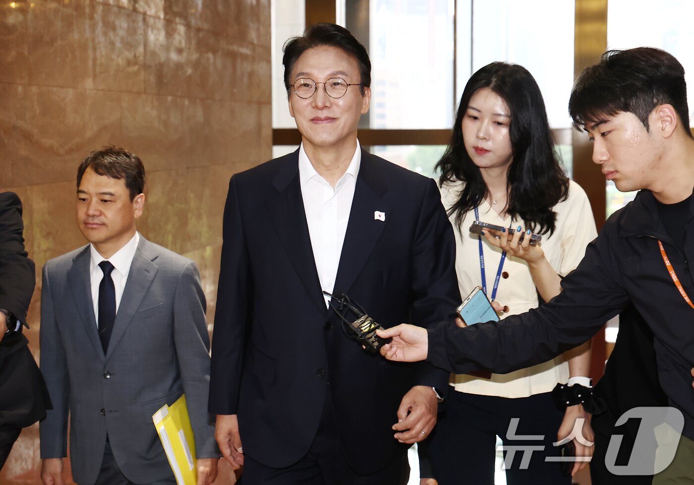 본문 이미지 - 김민석 국무총리 후보자가 24일 오전 서울 여의도 국회에서 열린 인사청문회에 출석하기 위해 이동하고 있다. 2025.6.24/뉴스1 ⓒ News1 김민지 기자