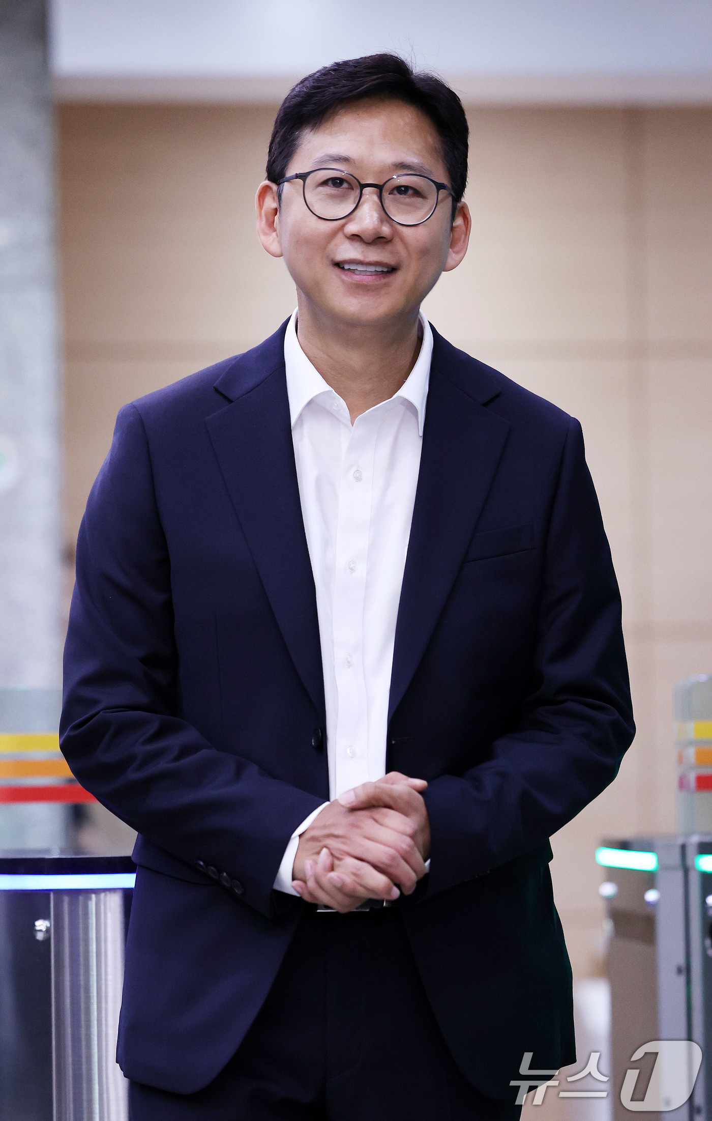 (서울=뉴스1) 박지혜 기자 = 배경훈 과학기술정보통신부 장관 후보자가 24일 오전 서울 종로구 광화문우체국에 마련된 인사청문회 준비 사무실로 첫 출근을 하고 있다. 2025.6. …