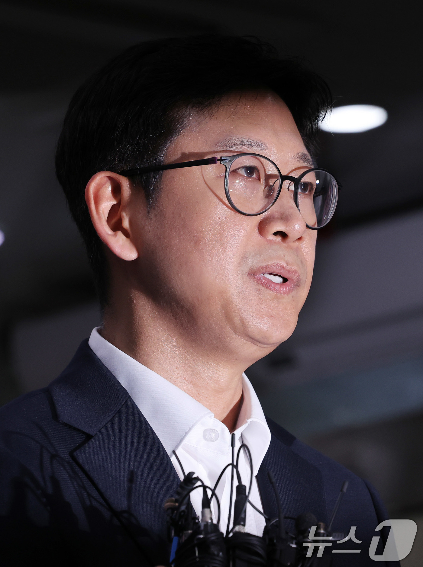 (서울=뉴스1) 박지혜 기자 = 배경훈 과학기술정보통신부 장관 후보자가 24일 오전 서울 종로구 광화문우체국에 마련된 인사청문회 준비 사무실로 출근해 취재진의 질문에 답하고 있다. …