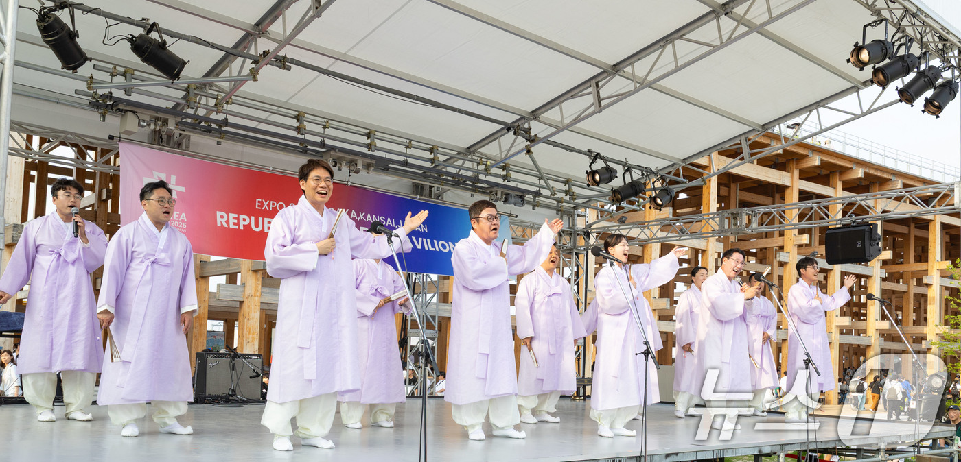 (서울=뉴스1) = 크라운해태제과 임직원들이 지난 22일과 23일 일본 오사카엑스포에서 서울예대 학생들과 함께 '오사카엑스포 크라운해태 한음회 공연'을 개최했다고 24일 밝혔다.지 …