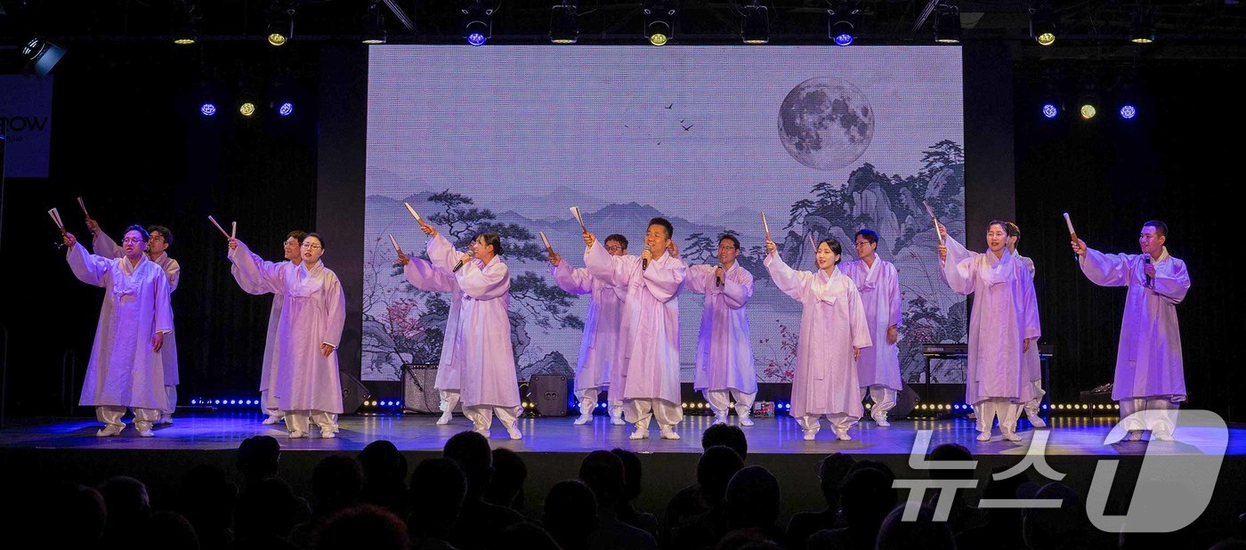 (서울=뉴스1) = 크라운해태제과 임직원들이 지난 22일과 23일 일본 오사카엑스포에서 서울예대 학생들과 함께 '오사카엑스포 크라운해태 한음회 공연'을 개최했다고 24일 밝혔다.2 …