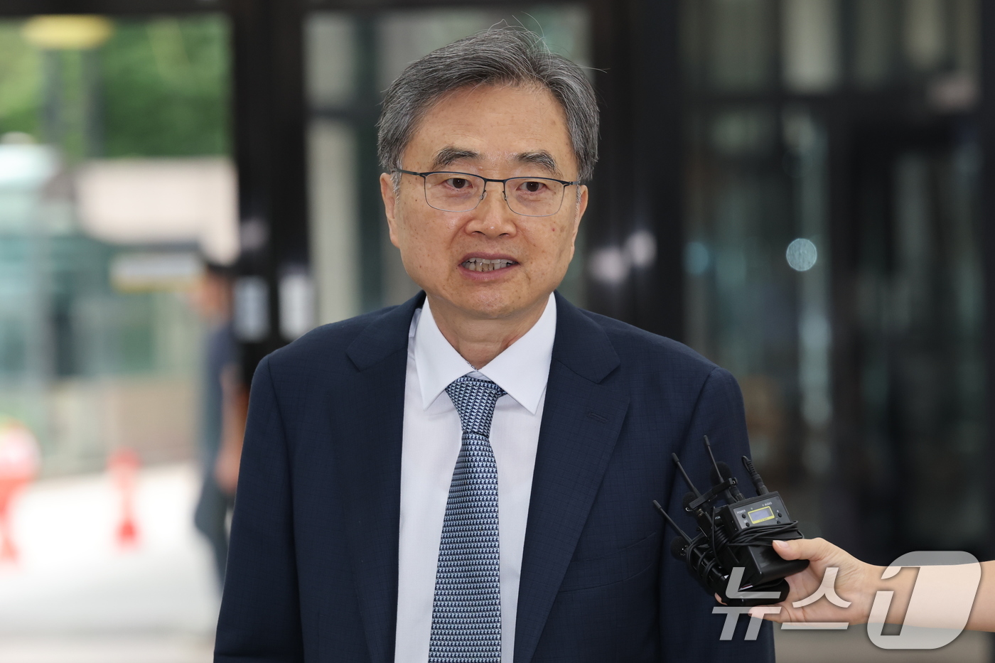 (서울=뉴스1) 임세영 기자 = 조현 외교부 장관 후보자가 24일 오전 서울 종로구 대우빌딩에 마련된 인사청문회 준비 사무실로 출근을 하고 있다. 2025.6.24/뉴스1