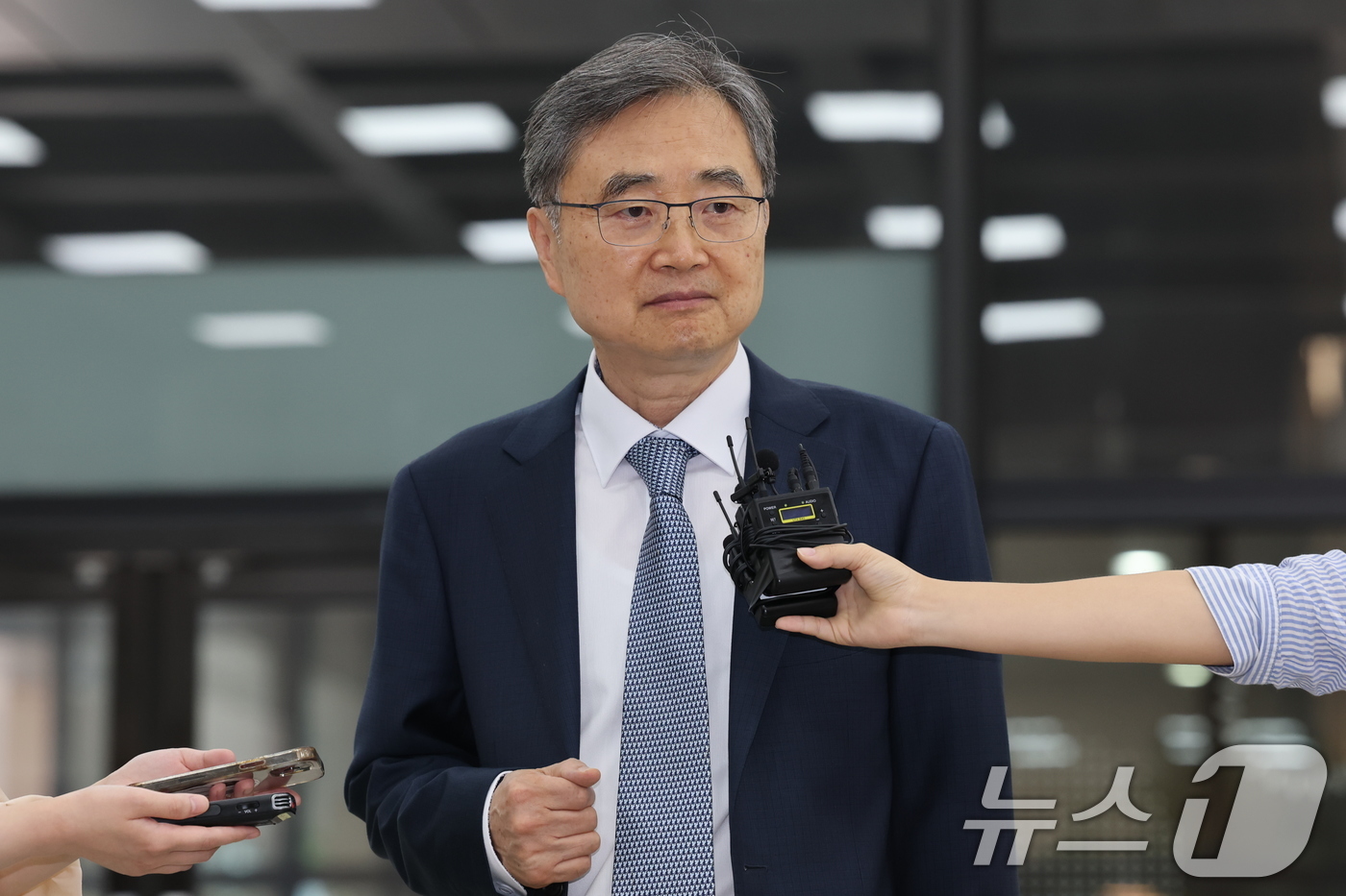 (서울=뉴스1) 임세영 기자 = 조현 외교부 장관 후보자가 24일 오전 서울 종로구 대우빌딩에 마련된 인사청문회 준비 사무실로 출근을 하고 있다. 2025.6.24/뉴스1