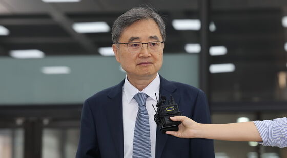 첫 출근하는 조현 외교부 장관 후보