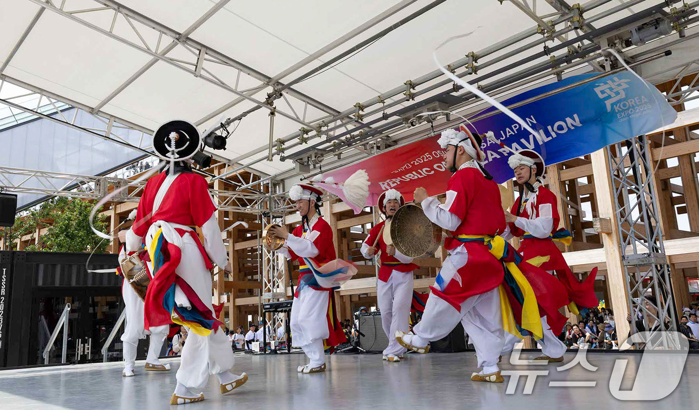 (서울=뉴스1) = 크라운해태제과 임직원들이 지난 22일과 23일 일본 오사카엑스포에서 서울예대 학생들과 함께 '오사카엑스포 크라운해태 한음회 공연'을 개최했다고 24일 밝혔다.지 …