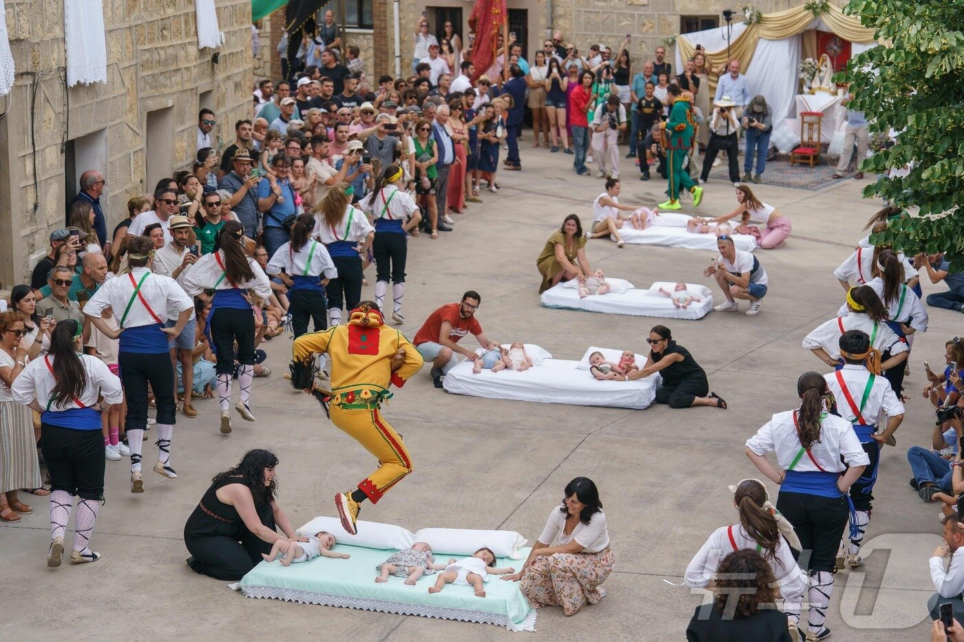 본문 이미지 - 22일(현지시간) 스페인 부르고스 인근 카스트리요 드 무르시아 마을에서 열린 '엘 콜라초(El Colacho)'축제에서 악마를 상징하는 '콜라초'가 아기들을 뛰어넘고 있다.ⓒ AFP=뉴스1