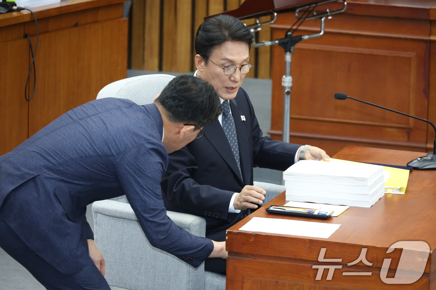 본문 이미지 - 김민석 국무총리 후보자가 24일 오전 서울 여의도 국회에서 열린 인사청문회에 출석해 관계자와 대화하고 있다. 2025.6.24/뉴스1 ⓒ News1 이광호 기자
