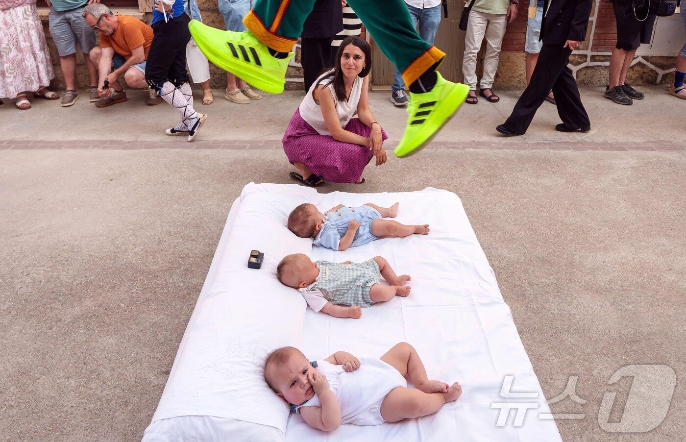 본문 이미지 - 22일(현지시간) 스페인 부르고스 인근 카스트리요 드 무르시아 마을에서 열린 '엘 콜라초(El Colacho)'축제에서 악마를 상징하는 '콜라초'가 아기들을 뛰어넘고 있다.ⓒ AFP=뉴스1