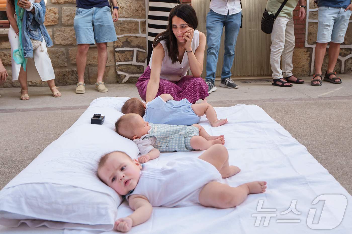 본문 이미지 - 22일(현지시간) 스페인 부르고스 인근 카스트리요 드 무르시아 마을에서 열린 '엘 콜라초(El Colacho)'축제에서 아기들이 매트리스에 누워 있다.  ⓒ AFP=뉴스1