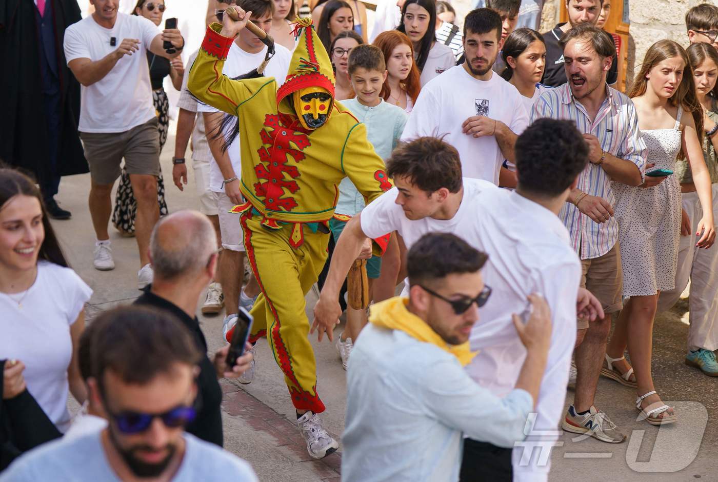 본문 이미지 - 22일(현지시간) 스페인 부르고스 인근 카스트리요 드 무르시아 마을에서 열린 '엘 콜라초(El Colacho)'축제에서 참가자들이 악마를 상징하는 '콜라초'를 놀리며 추격전을 벌이고 있다.  ⓒ AFP=뉴스1
