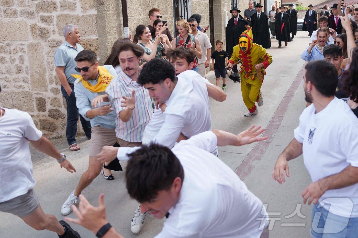본문 이미지 - 22일(현지시간) 스페인 부르고스 인근 카스트리요 드 무르시아 마을에서 열린 '엘 콜라초(El Colacho)'축제에서 참가자들이 악마를 상징하는 '콜라초'를 놀리며 추격전을 벌이고 있다. ⓒ AFP=뉴스1