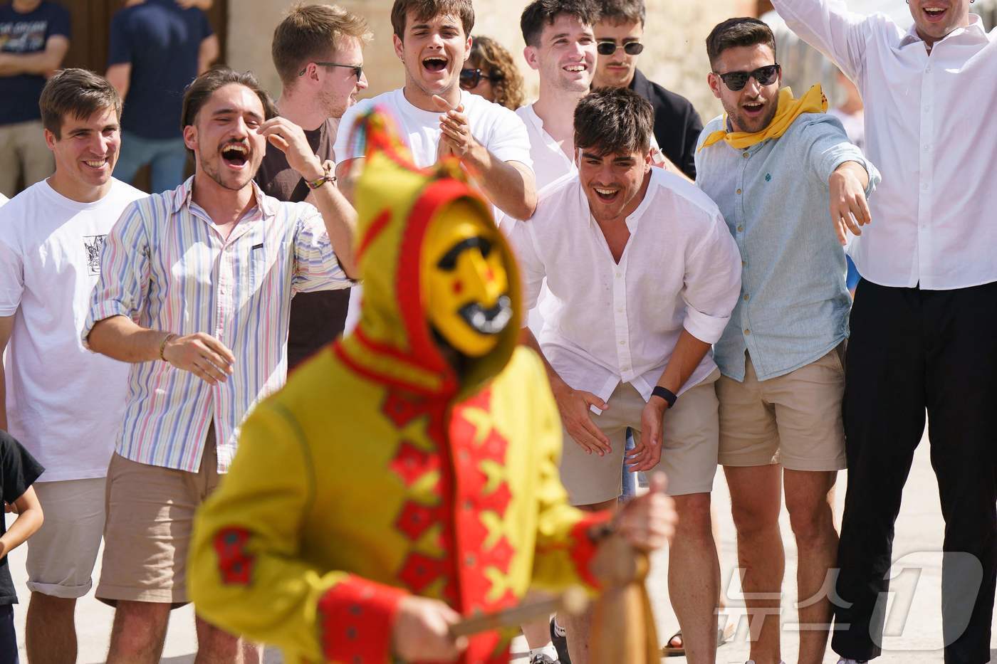 본문 이미지 - 22일(현지시간) 스페인 부르고스 인근 카스트리요 드 무르시아 마을에서 열린 '엘 콜라초(El Colacho)'축제에서 참가자들이 악마를 상징하는 '콜라초'를 놀리며 추격전을 벌이고 있다. ⓒ AFP=뉴스1