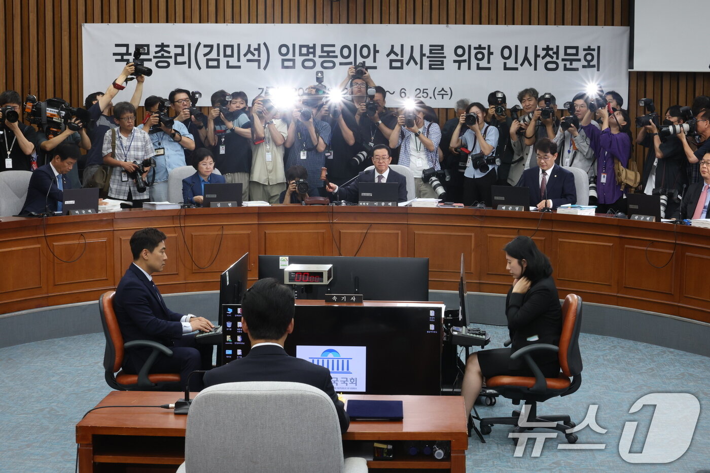 본문 이미지 - 이종배 국회 김민석 국무총리 후보자 인사청문특별위원장이 24일 서울 여의도 국회에서 열린 총리 임명동의안 심사를 위한 인사청문회에서 의사봉을 두드리고 있다. 2025.6.24/뉴스1 ⓒ News1 이광호 기자