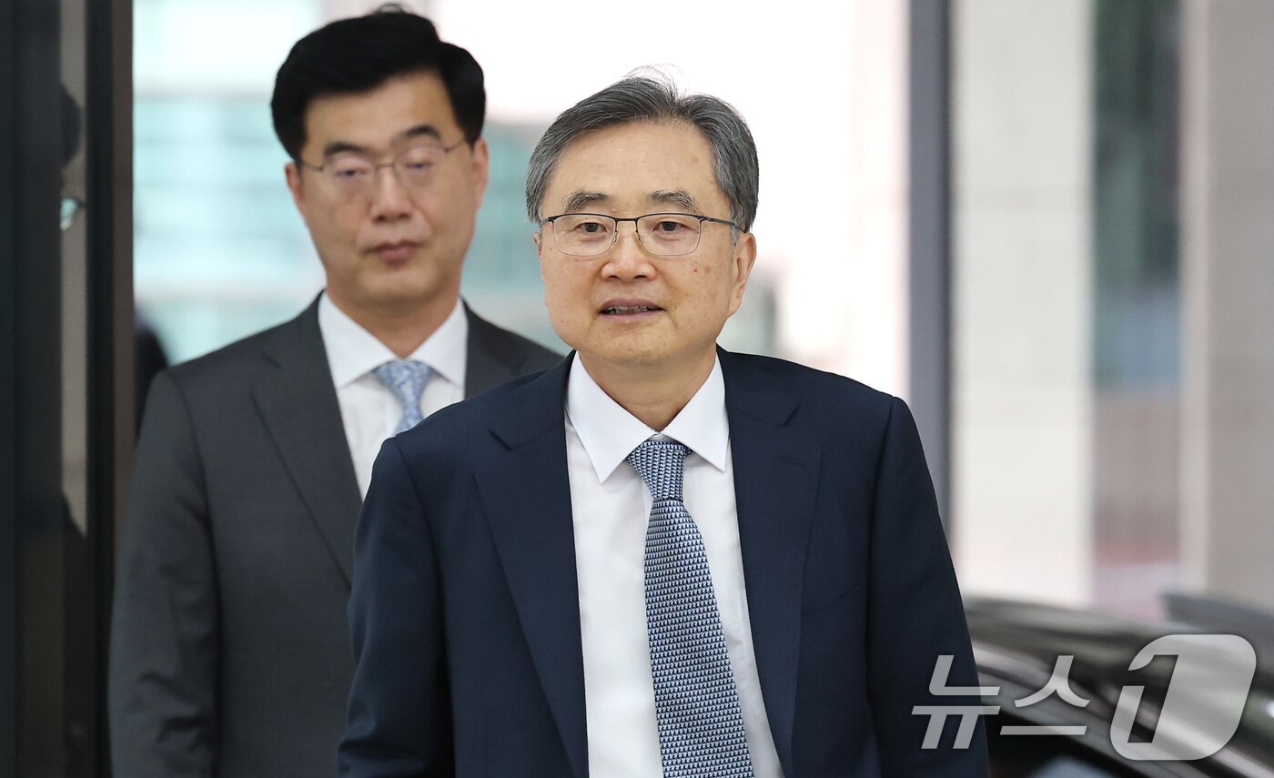 본문 이미지 - 조현 외교부 장관 후보자가 24일 오전 서울 종로구 대우빌딩에 마련된 인사청문회 준비 사무실로 출근을 하고 있다. 2025.6.24/뉴스1 ⓒ News1 임세영 기자