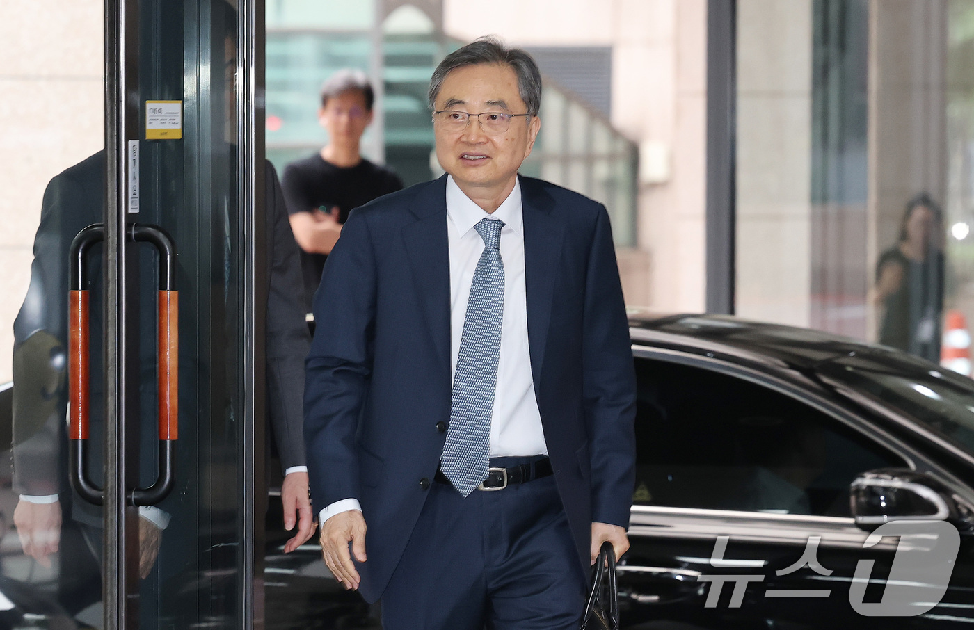 (서울=뉴스1) 임세영 기자 = 조현 외교부 장관 후보자가 24일 오전 서울 종로구 대우빌딩에 마련된 인사청문회 준비 사무실로 출근을 하고 있다.  2025.6.24/뉴스1