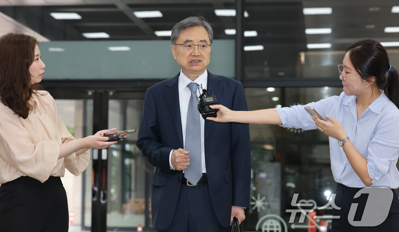 본문 이미지 - 조현 외교부 장관 후보자가 24일 오전 서울 종로구 대우빌딩에 마련된 인사청문회 준비 사무실로 출근하며 취재진의 질문에 답하고 있다. 2025.6.24/뉴스1 ⓒ News1 임세영 기자