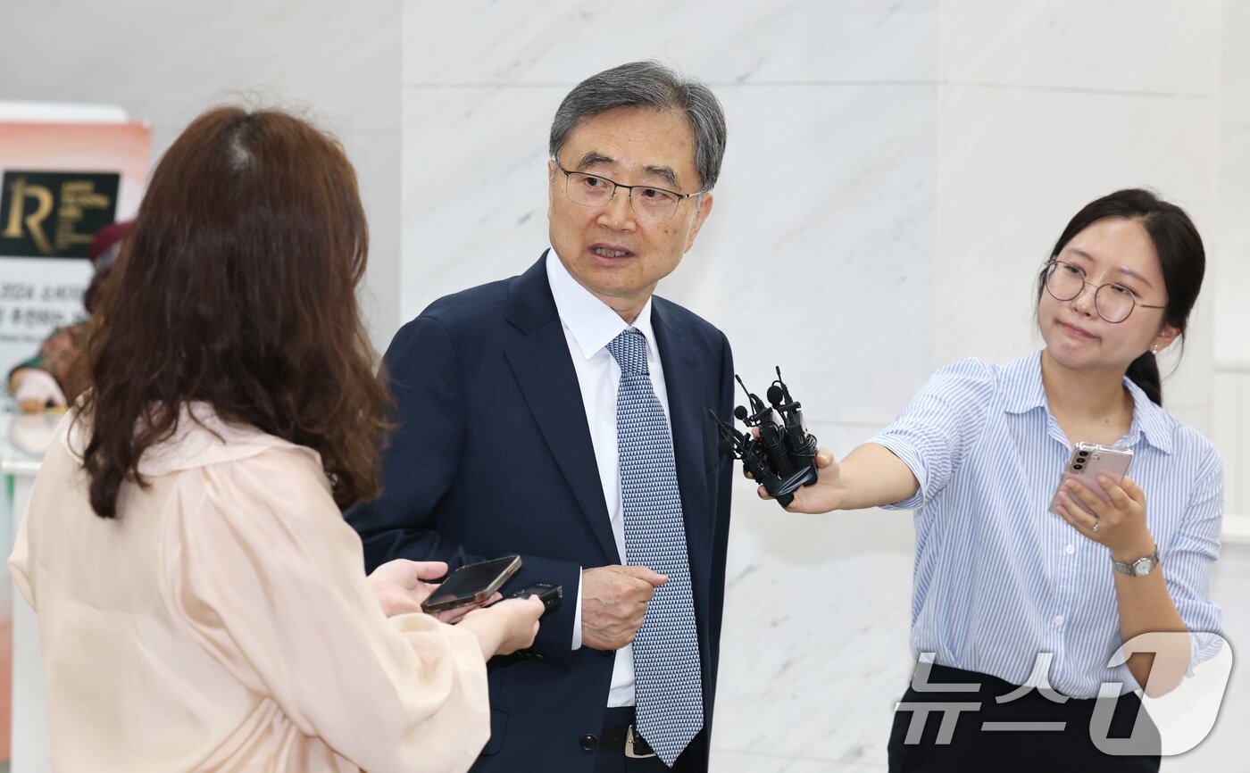 본문 이미지 - 조현 외교부 장관 후보자가 24일 오전 서울 종로구 대우빌딩에 마련된 인사청문회 준비 사무실로 출근하며 취재진의 질문에 답하고 있다. 2025.6.24/뉴스1 ⓒ News1 임세영 기자