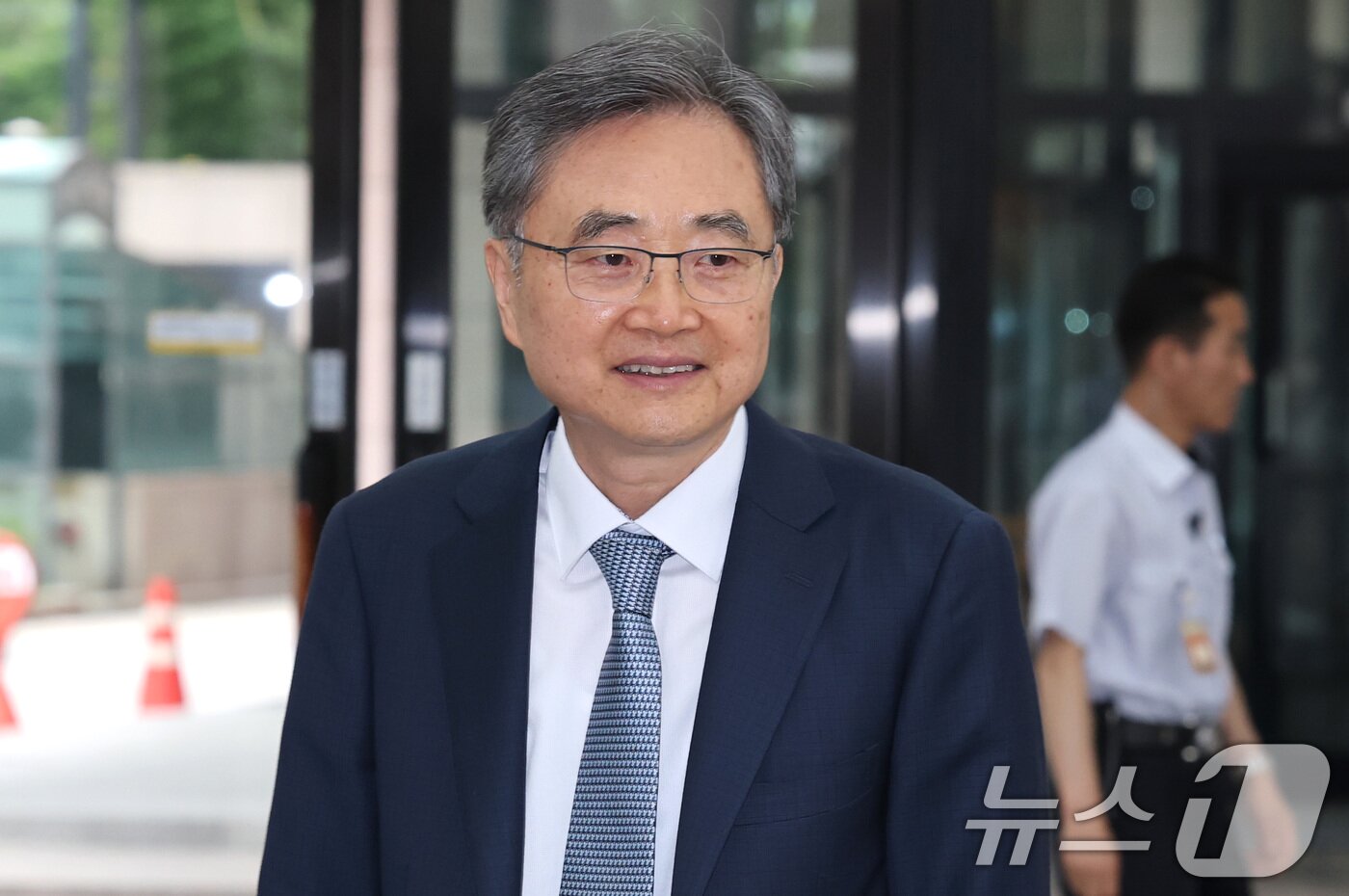 본문 이미지 - 조현 외교부 장관 후보자가 24일 오전 서울 종로구 대우빌딩에 마련된 인사청문회 준비 사무실로 출근을 하고 있다. 2025.6.24/뉴스1 ⓒ News1 임세영 기자