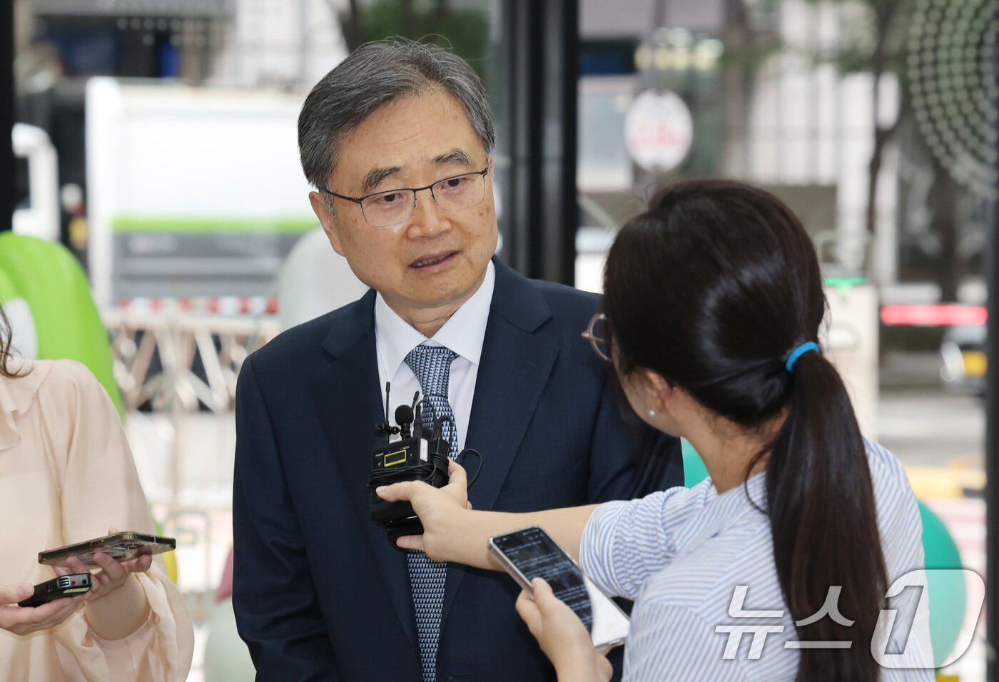 본문 이미지 - 조현 외교부 장관 후보자가 24일 오전 서울 종로구 대우빌딩에 마련된 인사청문회 준비 사무실로 출근하며 취재진의 질문에 답하고 있다. 2025.6.24/뉴스1 ⓒ News1 임세영 기자