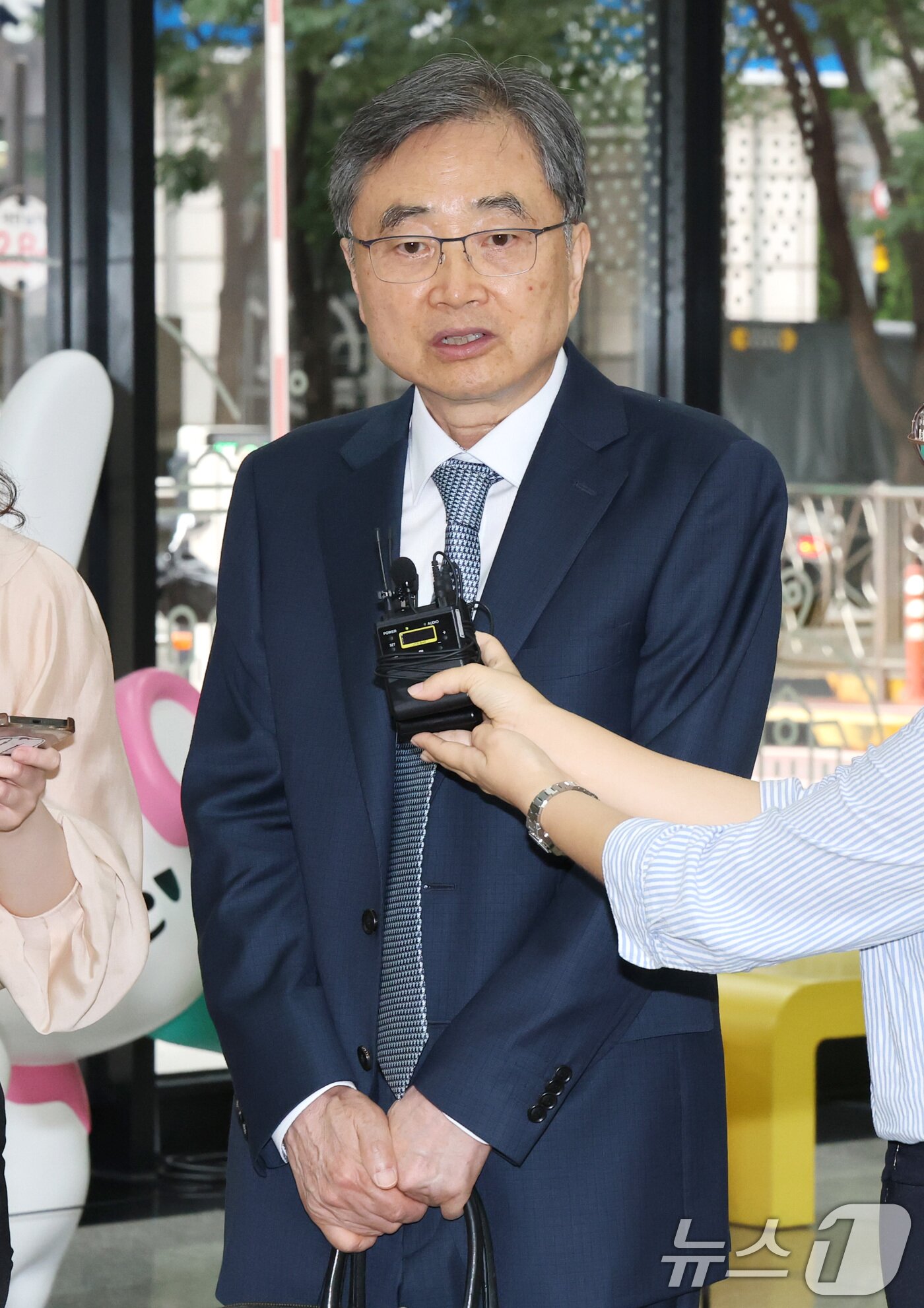 본문 이미지 - 조현 외교부 장관 후보자가 24일 오전 서울 종로구 대우빌딩에 마련된 인사청문회 준비 사무실로 출근하며 취재진의 질문에 답하고 있다. 2025.6.24/뉴스1 ⓒ News1 임세영 기자