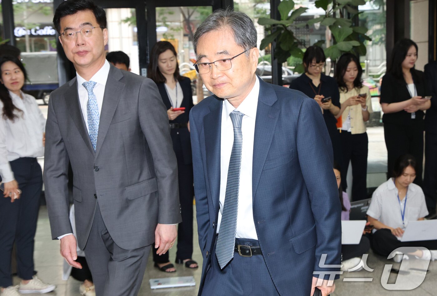 본문 이미지 - 조현 외교부 장관 후보자가 24일 오전 서울 종로구 대우빌딩에 마련된 인사청문회 준비 사무실로 출근을 하고 있다. 2025.6.24/뉴스1 ⓒ News1 임세영 기자